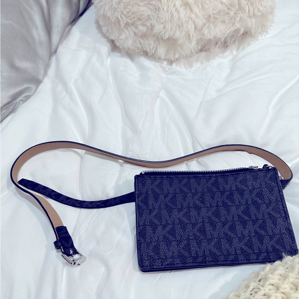 Belt bag!! Michael Kors Logo Belt Bag